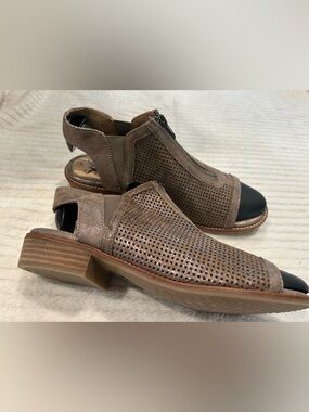 Sofft, Women’s Perforated Suede Sandals Size 10M Brown Open Toe Top Zip Metallic